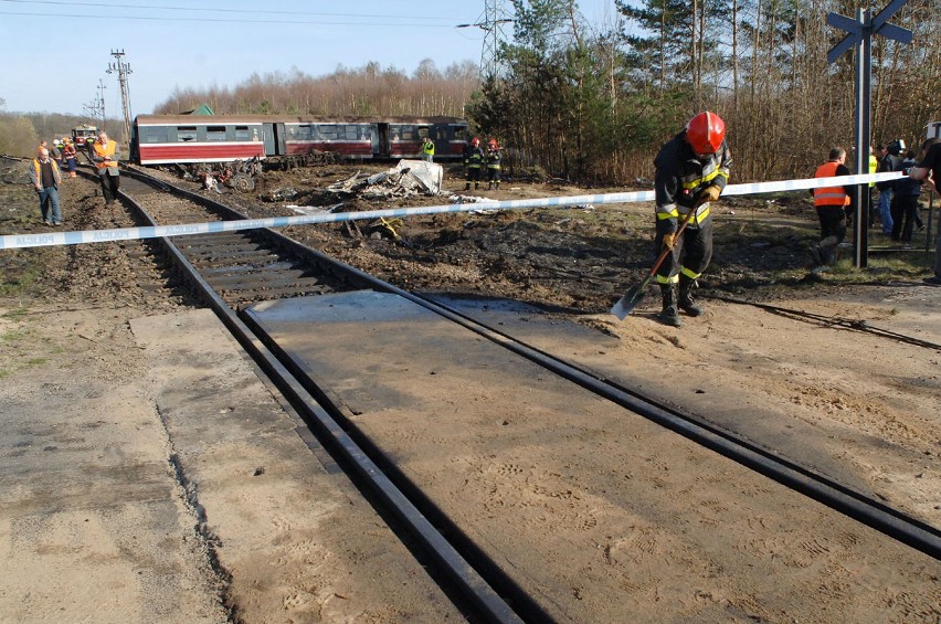 Białogard. Tir wjechał w pociąg