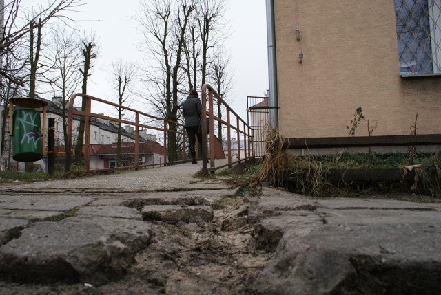 Przy ulicy Zamenhoffa w Kielcach powyrywane płyty chodnikowe wymagają szybkiego remontu.