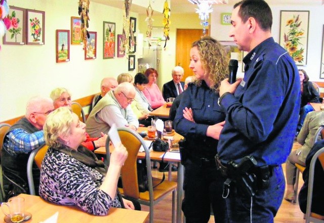 Spotkanie policjantów z seniorami z Domu Dziennego Pobytu