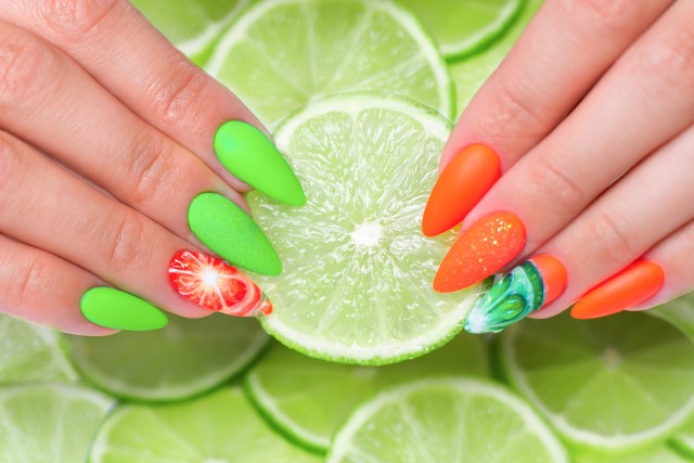 Zdobienia na wakacje z motywem owoców? Czemu nie. Zobacz, jak zrobić fruits nails.