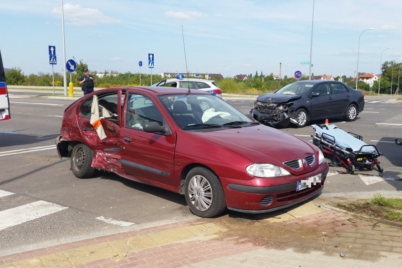 Ul. Kuronia. Zderzenie trzech aut, 9 osób poszkodowanych (zdjęcia)