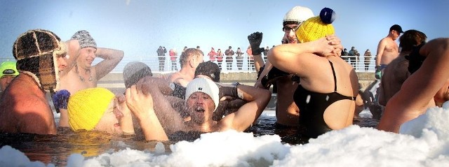 , a 50 osób wzięło kąpiel w lodowatej wodzie