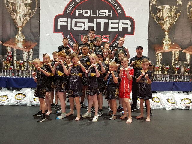 2 maja w Szczecinie odbył się jeden z największych turniejów sztuk walki dla dzieci - Polish Fighter Kids  skupiający zawodników różnych sztuk walki w stójce: Kickboxing, Karate, Muay Thai, Taekwondo, Boks.W trzeciej edycji udział udział rekordowa liczba uczestników - 347 osób z 38 klubów z całej Polski. Gorzowski Kickboxing reprezentowali zawodnicy KSW Gorzów w jednej z najliczniejszych grup - 21 zawodników. Podopieczni trenerów Tomasza Bagrowskiego i Sławomira Przypisa przywieźli do Gorzowa 5 medali, w tym 1 złoty, 3 srebrne i 1brązowy:- Fabian Momot - I miejsce walki na piankowe pałki chłopcy 7-8 lat,- Markia Szczepaniak - II miejsce walki na piankowe pałki dziewczynki 9-10 lat,- Nikolas Szczepaniak - II miejsce Kick Light kadet starszy -42 kg,- Jakub Wodyk - II miejsce Kick Light kadet starszy +74 kg,- Natalia Kowaleczko Krupa - III miejsce Kick Light kadet starszy -60 kg.Najlepszym naszym zawodnikiem okazał się jeden z najmłodszych, zaledwie 8 letni Fabian Momot, dla którego był to drugi start wzawodach i drugi w Polish Fighter KIDS. Fabian startował w jednej z najbardziej obsadzonych konkurencji, gdzie do finału musiał stoczyć 6-7 pojedynków. Nasz Fighter był bezkonkurencyjny, wygrywając wszystkie swoje walki, z czego 4 przed czasem z 10 punktową przewagą techniczną. Co najmniej 3 puchary przeszły nam koło nosa, gdzie: Maria Szczepaniak przegrała finał 1 punkcikiem; Nikolas Szczepaniak, któremu zabrakło kondycji w ostatnich sekundach, a Jakub Wodyk po bardzo dobrej i wyrównanej walce finałowej z dogrywką. Niestety kontuzja w pierwszej walce (prowadzonej zdecydowanie na punkty) wyeliminowała również jednego z faworytów, Piotra Żmijaka.Pozostali nasi zawodnicy: Bartek Andrzejczak, Bartosz Oleksy, Kamil Kulisz, Remigiusz Czeponis, Paweł Czeponis, Michał Delijewski, Kornel Grabowski, Fabian Kik, Paweł Kowalewski, Filip Kucharczyk, Wiktor Popiak, Dominik Szabunia, Laura Szymańczuk i Wojtek Zwierzyński nie zakwalifikowali się do strefy medalowej. Turniej był bardzo mocno obsadzony, aby wywalczyć medal trzeba było stoczyć kilka, czasem nawet 4-5 walk. Większość z naszych zawodników startowała pierwszy raz i niektórym naprawdę niewiele zabrakło do medalu. Zobacz również: Khalidov: Chcieli mnie zabić, uciekłem z bagażnika:Źródło:20m2 ŁukaszaPOLECAMY PAŃSTWA UWADZE: