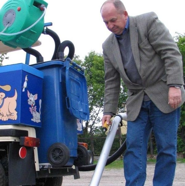 Służby sprzątające Radom mają nawet specjalny odkurzacz do usuwania psich nieczystości.