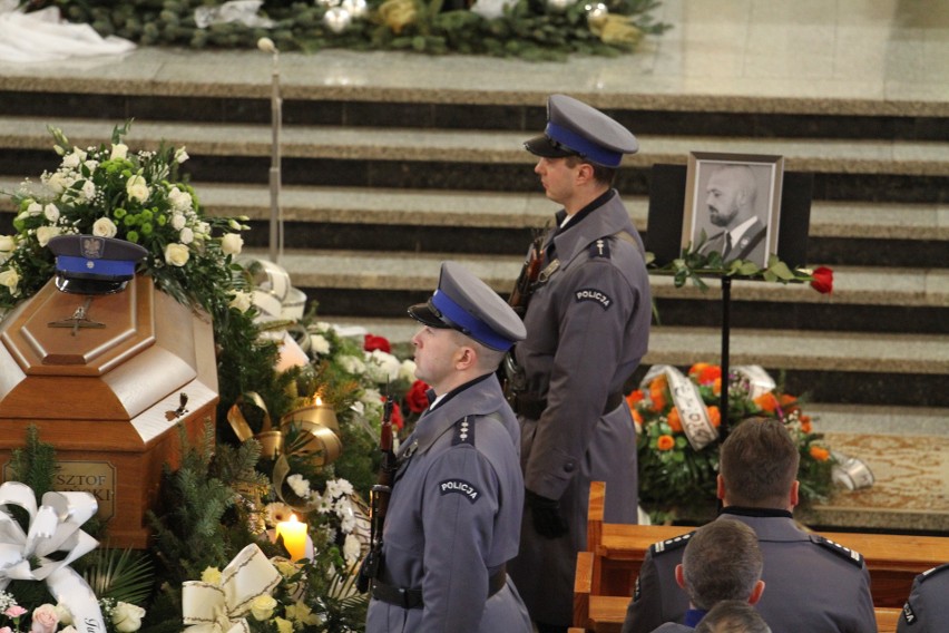 Ostatnie pożegnanie aspiranta Krzysztofa Węglińskiego z Tarnobrzega - policjanta, który zginął w wypadku jadąc na służbę  [ZDJĘCIA]