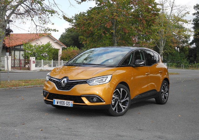 Renault Scenic Nowy Renault Scenic będzie występował w dwóch benzynowych wersjach silnikowych, czterech wysokoprężnych oraz jednej hybrydowej. Listę silników benzynowych otwiera jednostka Energy Tce 100 o pojemności 1,2 litra i mocy 115 KM. Silnik o tej samej pojemności występuje również w wersji Energy Tce 130 o mocy 130 KM.Fot. Wojciech Frelichowski