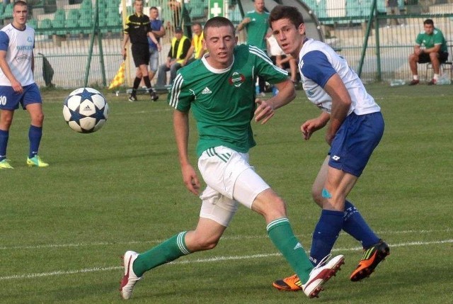 Patryk Wolski (w zielonej koszulce) zakończył zawodową karierę piłkarską, ale nie rozstaje się z futbolem. Został trenerem rywalizującego w klasie A zespołem seniorów Centrum Radom