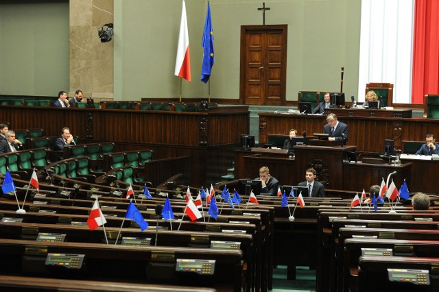 Nocne obrady Sejmu w środę. Gdy  doszło do głosowania unieważniającego wybór pięciu sędziów Trybunału Konstytucyjnego, posłowie PO demonstracyjnie opuścili salę obrad. Pozostały po nich jednie flagi Polski i Unii Europejskiej. Wniesieniem flag PO odpowiedziała premier Beaty Szydło, która zapowiedziała, że na konferencjach po posiedzeniach rządu nie będzie więcej flag unijnych