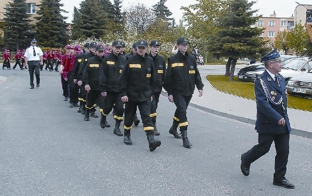 Strażaków ochotników z jednostki w Borowie Wielkim w paradzie z okazji ich święta prowadzi Bogusław Michalak.