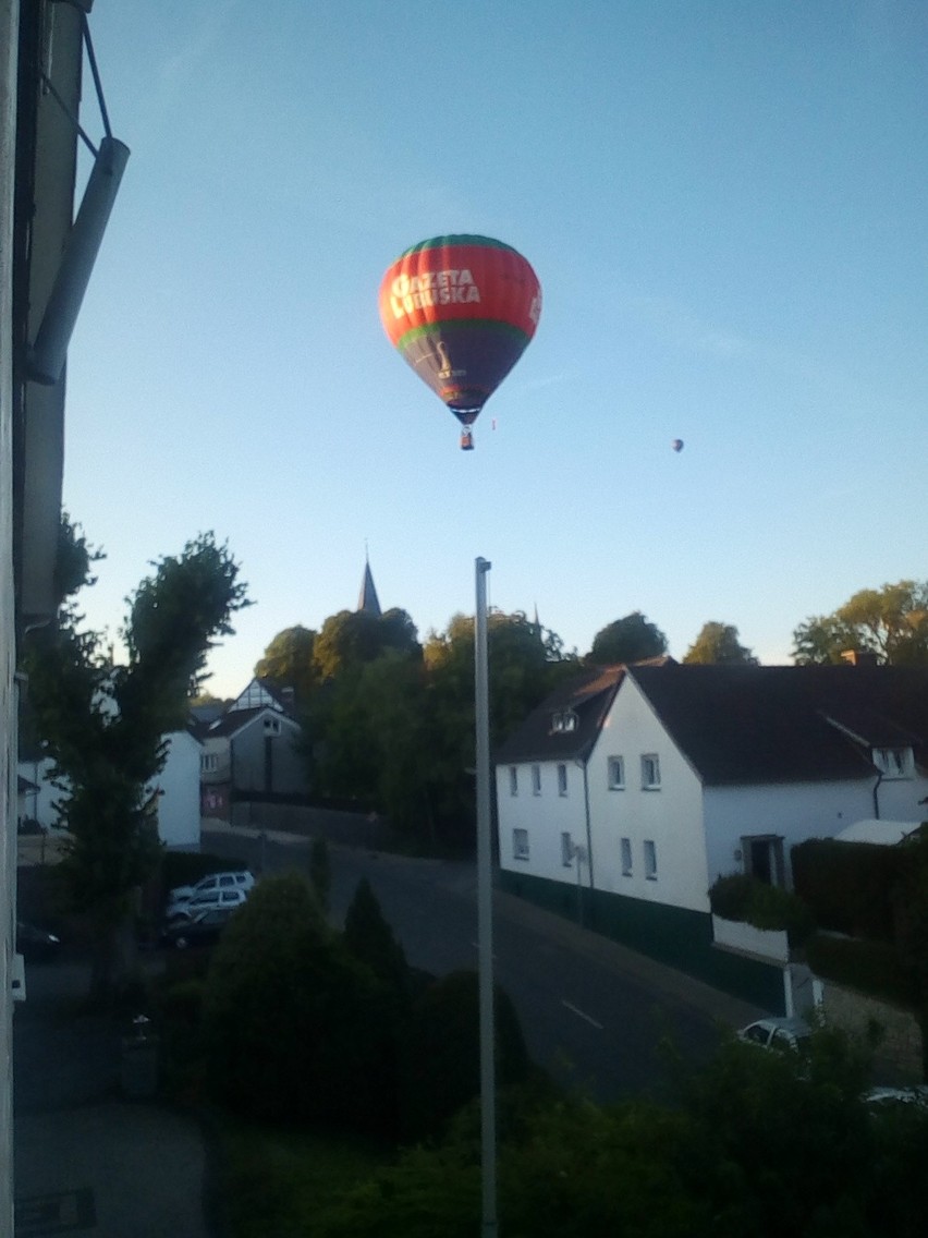 Zdjęcie z miejscowości Mohnesee przelatującego balonu z...