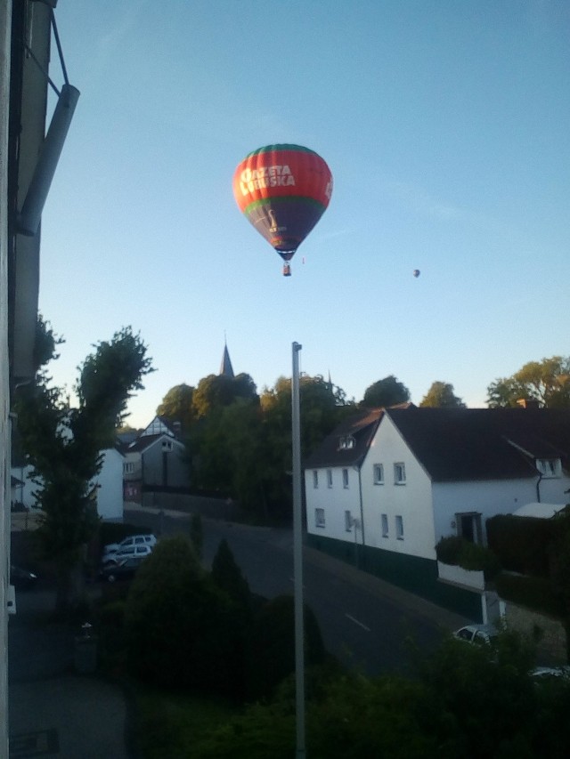 Zdjęcie z miejscowości Mohnesee przelatującego balonu z reklamą Gazety Lubuskiej.