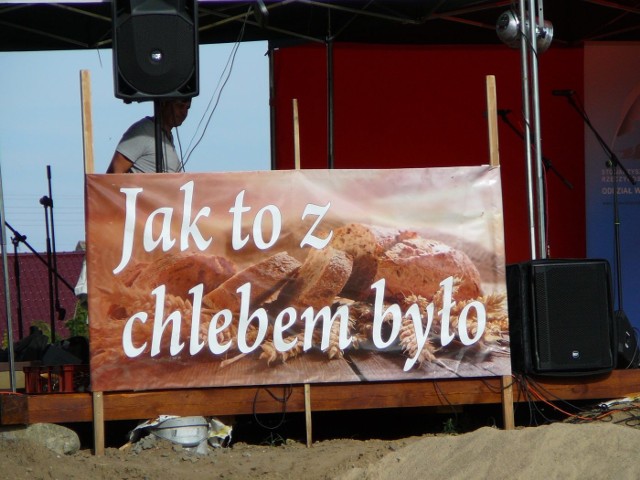 GMINA CYBINKA W sobotę, 20 lipca, w sołectwie Białków, odbyło się doroczne Święto Chleba, pod hasłem „Jak to z chlebem było”, oparte na rytuale z Polesia. Rano ruszył w pole korowód na pola, gdzie poświęcono łany zbóż. O godz. 14.00 na placu przy dworku odbył się pokaz prac żniwnych, m.in. praca z sierpem i kosą, młocka cepem czy mielenie ziarna w żarnach. Był też wypiek i degustacja chleba żytniego w wykonaniu miejscowych piekarzy: Joanny i Eugeniusza Niparków, Występowały też zespoły z gminy Cybinka, Tatiana Brzozowska, a Białkowian i gości rozbawiła znana kapela rozrywkowa „Bajer” z Nowej Soli. Zobacz też: XX Lubuskie święto Chleba w Bogdańcu (2015)