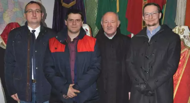 Przekazanie komputerów dla parafii w Strożyskach (stoją od prawej): Adrian Szczerba,  ksiądz Marek Wesołowski, Łukasz Chodór, Grzegorz Cepil.