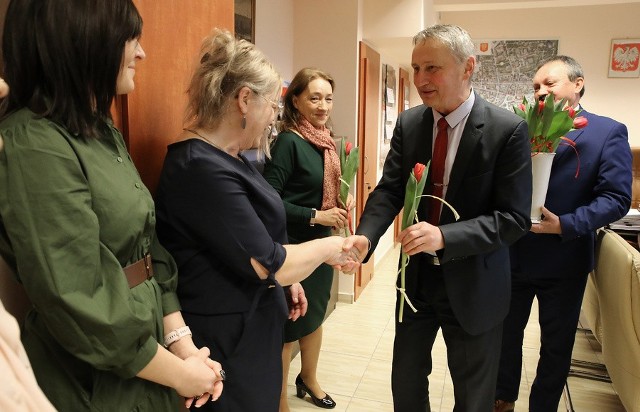 Kwiaty i słodkie upominki od pana wojewody dla pań pracujących w Świętokrzyskim Urzędzie Wojewódzkim w Kielcach.