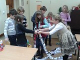 Dzieci ze Słupska robią długi łańcuch. Zróbmy go razem 