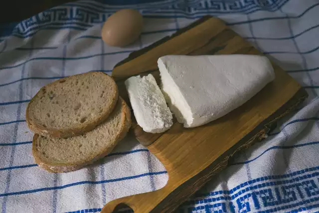 Groźna bakteria w twarogu sernikowym. GIS otrzega! Czym grozi zatrucie? Jakich produktów nie jeść?