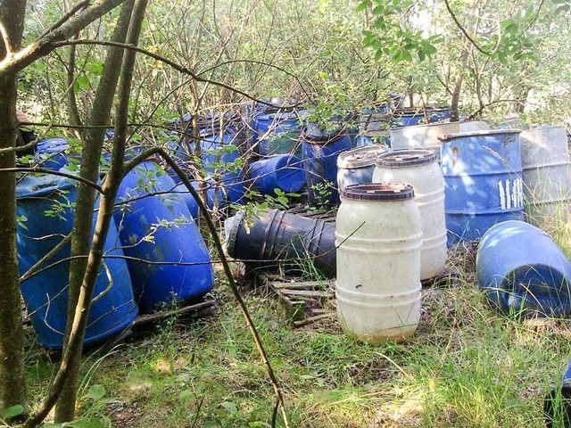 W miejscowości Zajączkówko w gminie Połczyn-Zdrój, znaleziono 131 beczek z prawdopodobnie niebezpieczną substancją substancją.