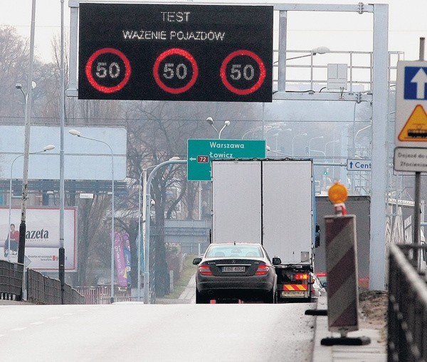 Informacje o przekroczeniu dopuszczalnej masy będą wyświetlane na ekranach umieszczonych nad ul. Zgierską.