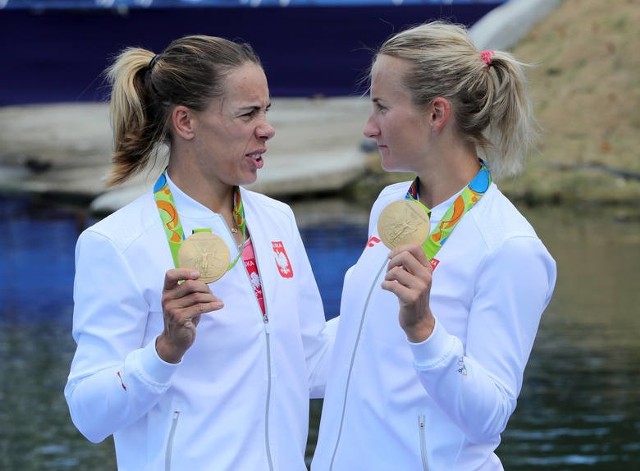 Magdalena Fularczyk-Kozłowska i Natalia Madaj, złote medalistki w Rio 2016.