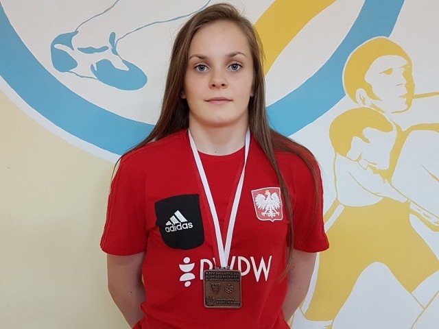 Weronika Kapinos z Miejskiego Klubu Sportowego Czarni Połaniec z brązowym medalem, który wywalczyła w stylu wolnym podczas Ogólnopolskiej Olimpiadzie Młodzieży.