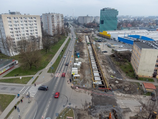 Nowa ok. 4,5-kilometrowa linia Krakowskiego Szybkiego Tramwaju (KST etap IV) połączy Mistrzejowice ze skrzyżowaniem ulic Meissnera i Lema, skracając czas dojazdu do centrum miasta o ok. 12 minut. Pasażerowie skorzystają z połączenia w 2025 roku. To pierwszy tak duży projekt transportowy w Polsce realizowany w formule partnerstwa publiczno-prywatnego (PPP). Za projekt z ramienia miasta odpowiada Zarząd Dróg Miasta Krakowa (ZDMK).
