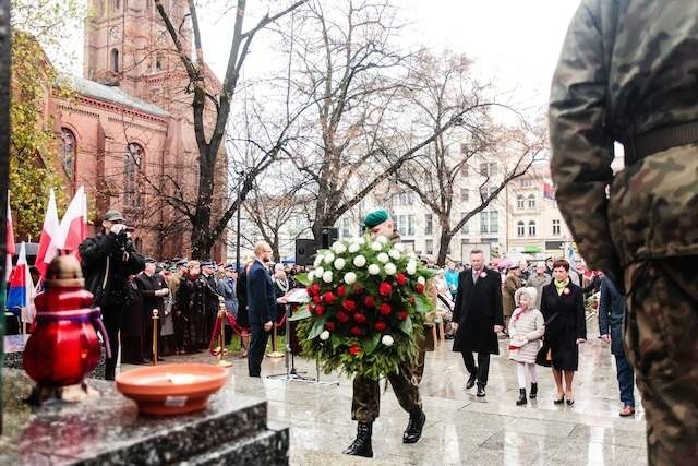 Składanie wieńców od władz i bydgoszczan pod pomnikiem...