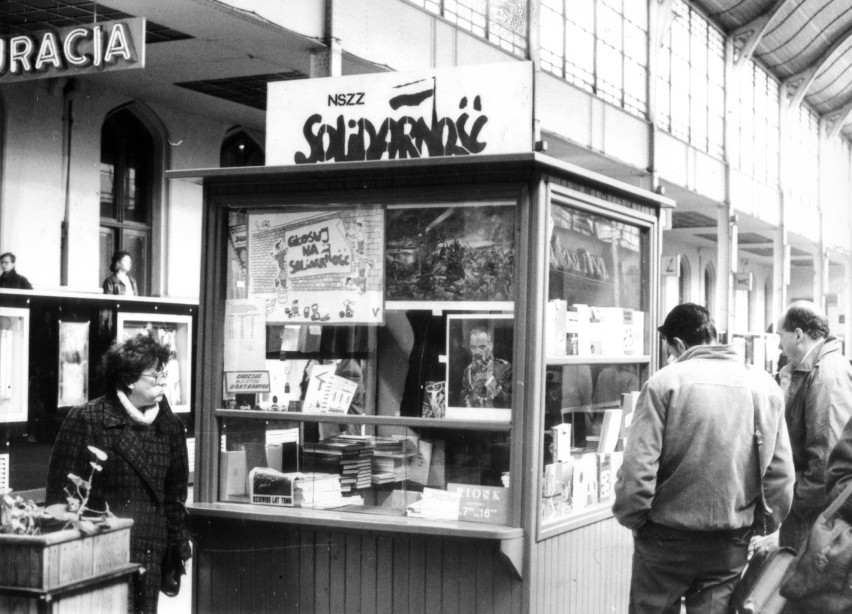 Wrocław, 1990 r. Kiosk w holu na Dworcu Głównym.
