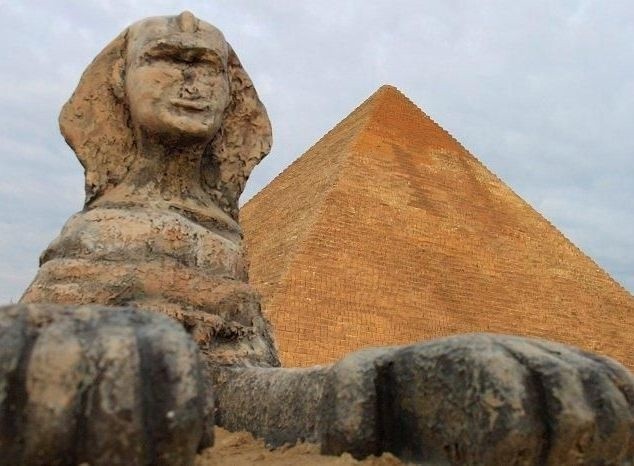 Nie trzeba jechac do Egiptu, żeby zobaczyć jedną z największych atrakcji świata - Piramida z słynnym egipskim Sfinksem.