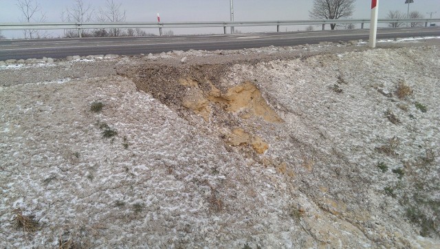 6-kilometrowy odcinek drogi 747 jeszcze nie został oddany do użytku, a naprawy wymagają już rozmyte pobocza