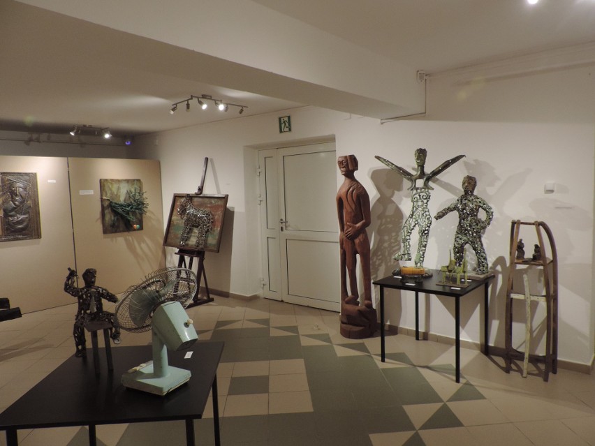 Wystawa dzieł Artura Szydlika. W ostrowskiej Galerii Pasaż Sztuki wystawił rzeźby i asamblaże