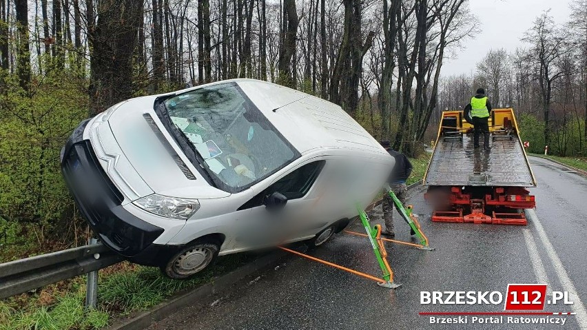 Dwa samochody wypadły z zakrętu na ulicy Leśnej w Brzesku,...