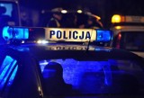 Groźny wypadek w Mielnie. Pijany kierowca BMW uderzył w drzewo. Samochód doszczętnie spłonął