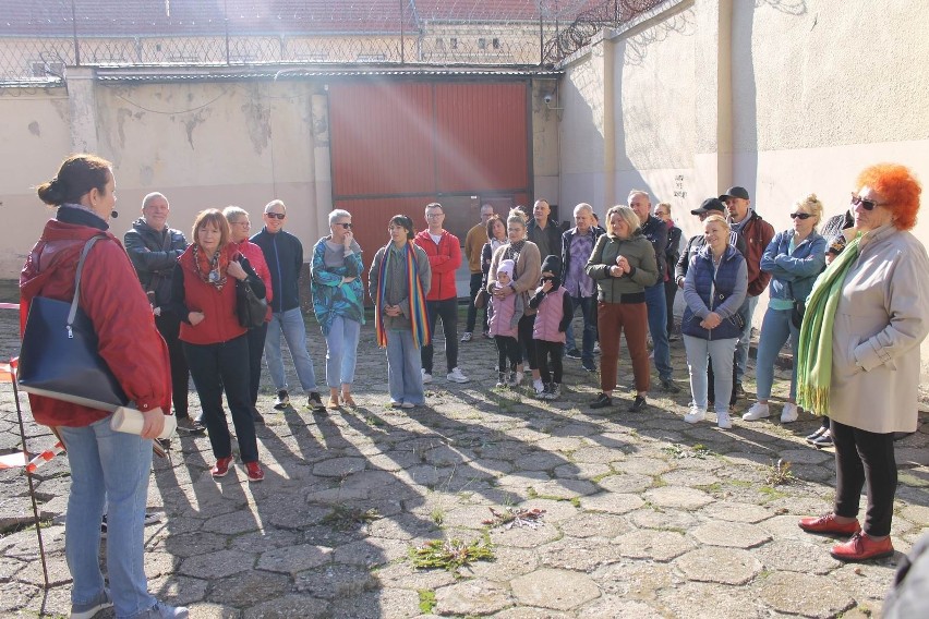 Sześć grup z przewodnikami zwiedziało pierwszego dnia...