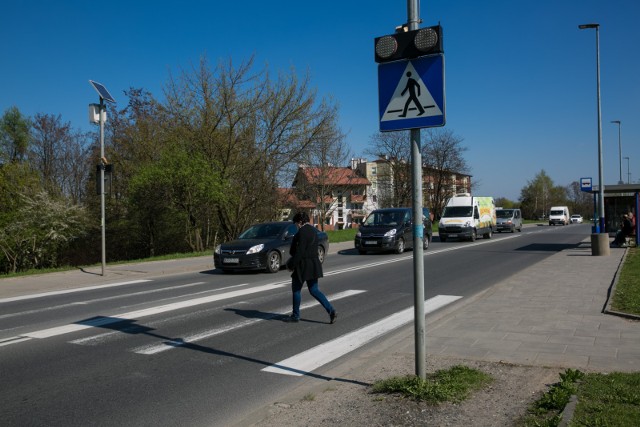 "Rzeczpospolita" poinformowała, że Ministerstwo Spraw Wewnętrznych i Administracji pracuje nad zakazem korzystania z telefonu komórkowego podczas przechodzenia przez przejścia dla pieszych. Resort odniósł się do sprawy.