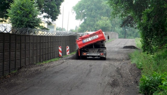 Naprawa drogi trwała kilka dni. Miasto czekało na lepszą pogodę.