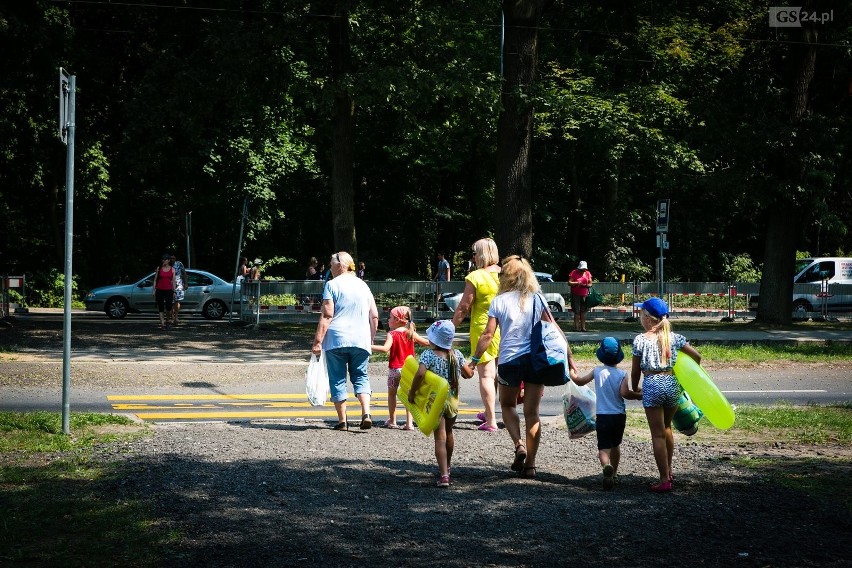 Parkowanie w okolicy Arkonki w Szczecinie. Barierki w walce z nielegalnie parkującymi [ZDJĘCIA] 