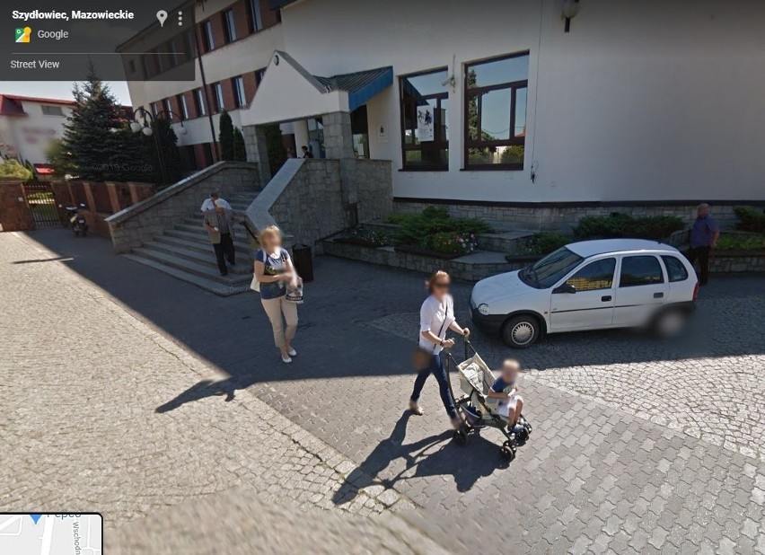 W programie Google Street View automatycznie zamazywane są...