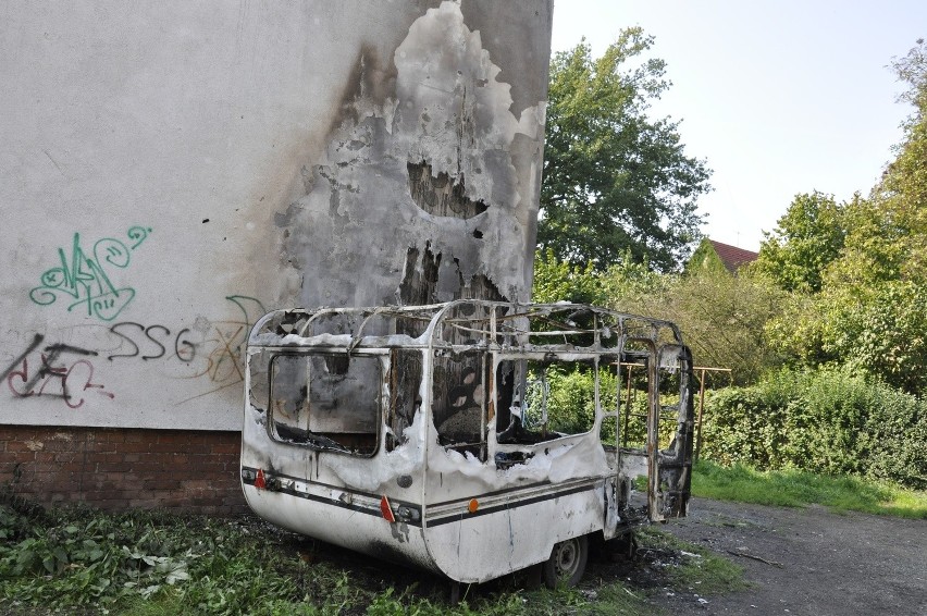 Spalona przyczepa kempingowa u zbiegu Kotsisa i Boznańskiej...