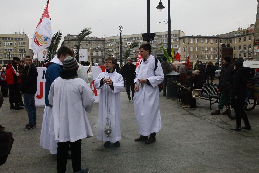 Marsz dla Jezusa w Łodzi. Młodzież przeszła z placu Wolności do łódzkiej katedry [ZDJĘCIA]
