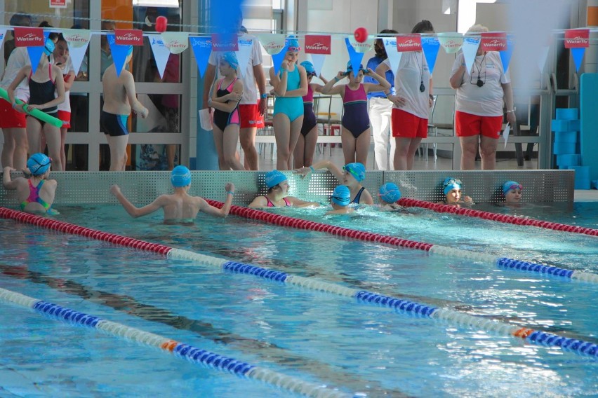 Paweł Korzeniowski opowiadał o pływaniu w Powiatowym Centrum Sportu i Rekreacji w Przysusze w ramach Kinder+ Sport