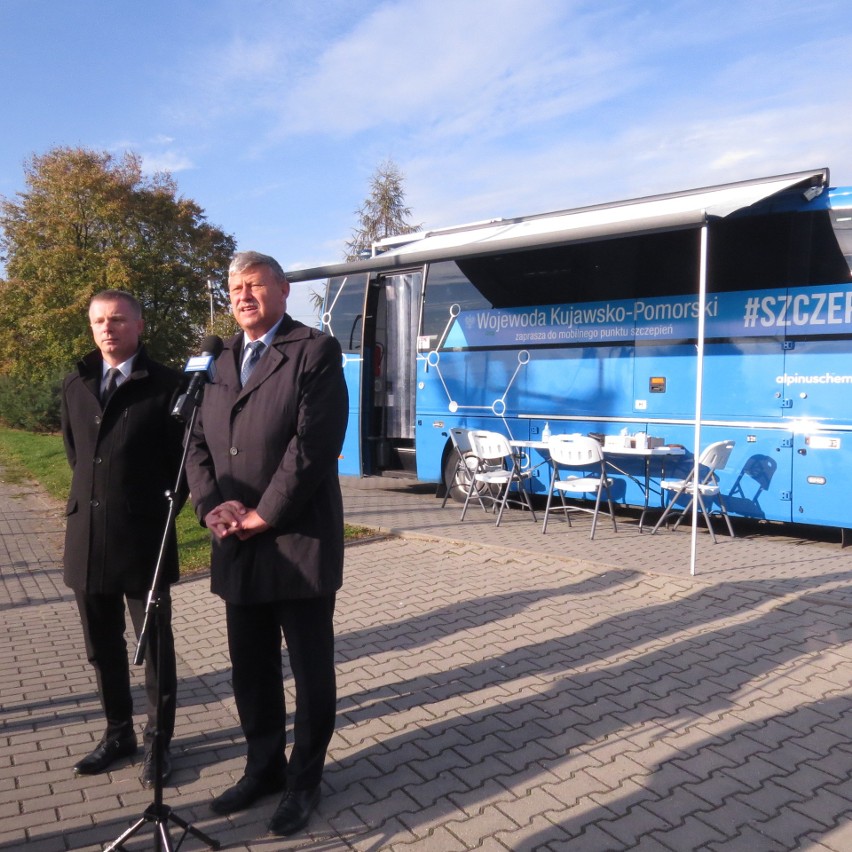 Szczepionkobus w Szczuce stanął przed g. 9. Pierwszą...