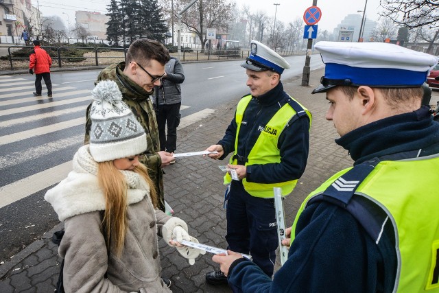 Policjanci często rozdają przechodniom elementy odblaskowe. Warto je nosić także w mieście.