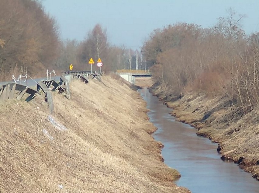 Wody Polskie i powiat tarnobrzeski zainwestują w gminie Grębów. Skarpa rzeki osuwa się i niszczy ważną drogę. Kiedy ruszy remont? 