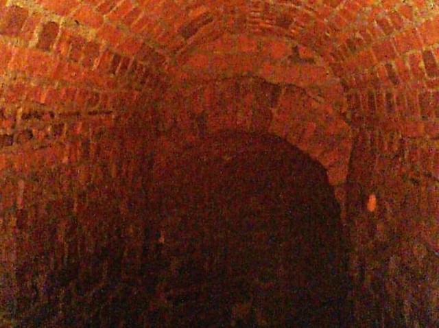 Tajemniczy tunel na Starym Mieście zakręca po kilku metrach. Do środka udało się wprowadzić kamerę, ale obraz urywa się po kilku metrach. Dokąd prowadzi tunel?