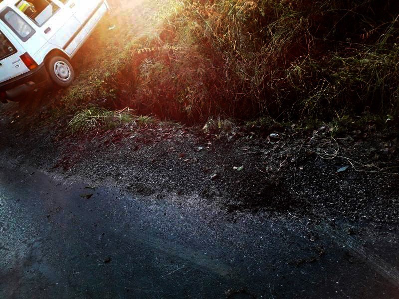 Auto osobowe w rowie, poszkodowana pasażerka w szpitalu