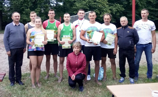 Nagrody dla siatkarzy w turnieju plażówki w Uściszowicach wręczył Józef Zuwała (pierwszy z lewej), wójt gminy Bejsce.