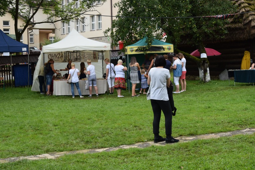 Szymbark. XV Panorama Kultur. W skansenie głośno gra muzyka, jest mnóstwo ludzi, są stoiska z rękodziełem, gospodynie częstują pysznościami