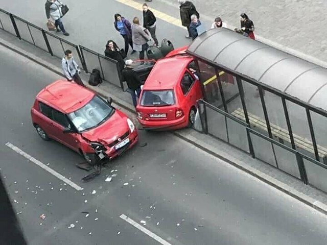 Do zderzenia dw&oacute;ch aut doszło w czwartek po godzinie 15 naprzeciwko dworca PKP Bydgoszczy Gł&oacute;wna. Samoch&oacute;d osobowy przejechał przez barierki oddzielające ulicę od przystanku autobusowego.- Kierowca skody nie zachował ostrożności przy zmianie pasa ruchu, zderzył się z drugim samochodem i uderzył w barierki - m&oacute;wi kom. Przemysław Słomski z biura prasowego KWP w Bydgoszczy. - Na szczęście nic nikomu się nie stało. &lt;center&gt;Info z Polski - przegląd najważniejszych oraz najciekawszych informacji z kraju 28.03.2018&lt;iframe src=&quot;//get.x-link.pl/a35117b7-b766-070f-6dc4-3432f1760fd8,02f5839a-c827-a66a-00e8-9bddf9c691af,embed.html&quot; width=&quot;640&quot; height=&quot;360&quot; frameborder=&quot;0&quot; webkitallowfullscreen=&quot;&quot; mozallowfullscreen=&quot;&quot; allowfullscreen=&quot;&quot;&gt;&lt;/iframe&gt;&lt;/center&gt;