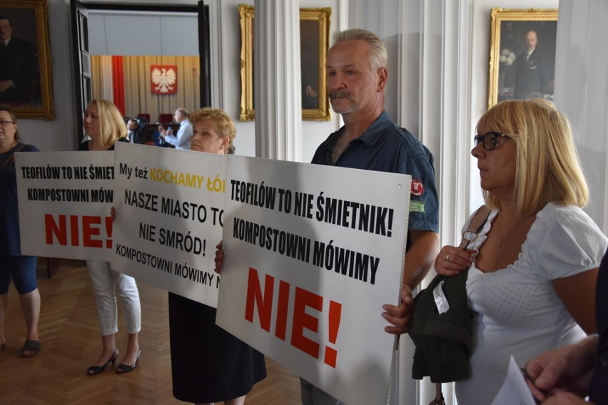 Łódzkie stowarzyszenia protestowały w trakcie obrad Rady Miejskiej w Łodzi [ZDJĘCIA]