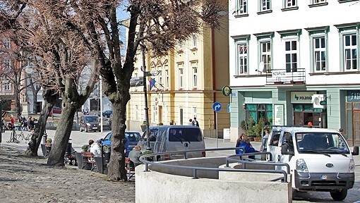 Samochody w Rynku w Przemyślu. Zdjęcie nadesłane przez naszą Czytelniczkę.